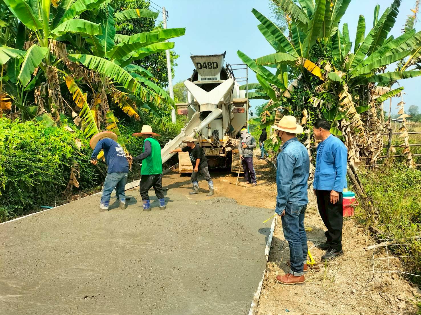 ลงพื้นที่ตรวจสอบและสำรวจความคืบหน้างานก่อสร้างถนนคอนกรีตเสริมเหล็ก บ้านเชียงดาว หมู่ที่ 6 ตำบลเชียงดาว