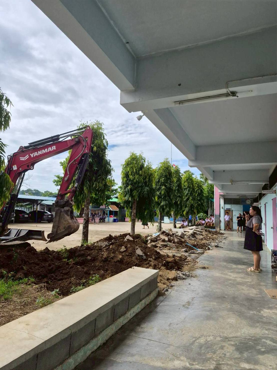ออกปฏิบัติงาน นำเครื่องจักรกลเบาเเละกำลังพล ปรับภูมิทัตหน้าอาคารเรียน โรงเรียนบ้านทุ่งหลุก หมู่ที่ 9